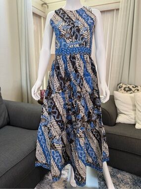 Sleeveless Blue & White Floral-Leaf Tiered Maxi BATIK Dress